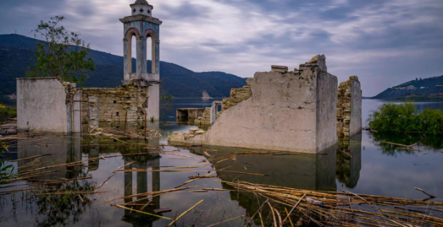 La sommersione stagionale della chiesa di San Nicola ad Alassa - Alassa | Secret World Trip Planner