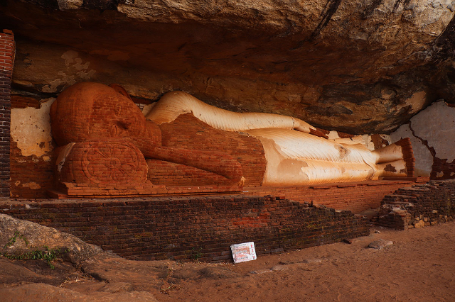 Rocha de Pidurangala e a estatua de Buda - Sigiriya | Secret World Trip Planner