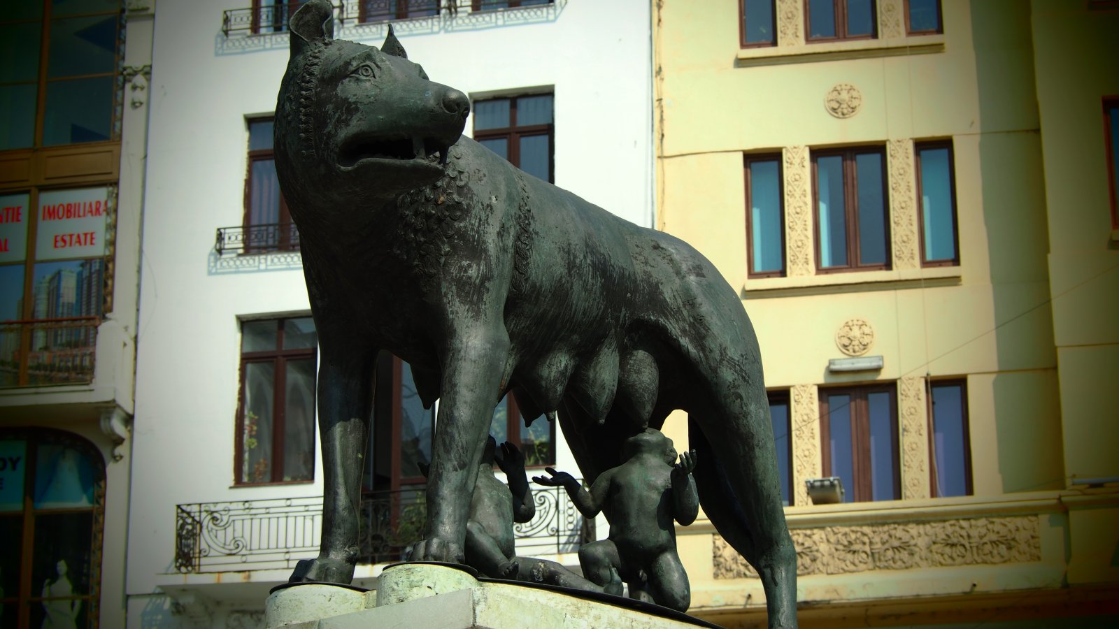Bucharest | The statue of the Roman she-wolf - București | Secret World Trip Planner