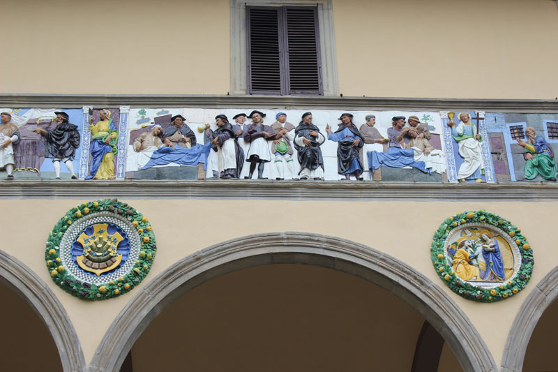 Robbiano frieze z Ospedale Del Ceppo  - Pistoia | Secret World Trip Planner