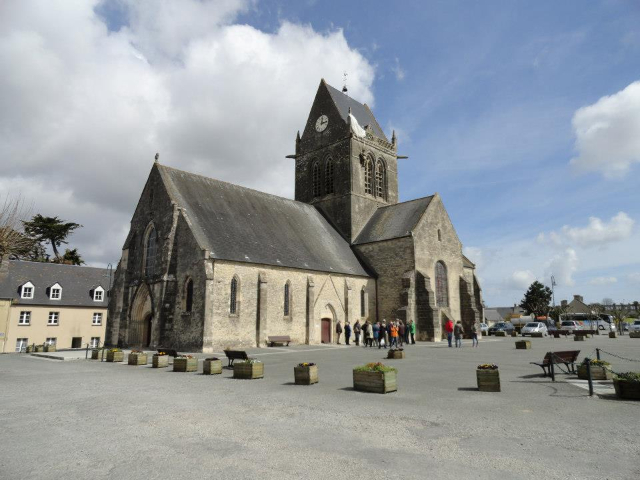 Privat John Steele-monumentet - Sainte-Mère-Église | Secret World Trip Planner