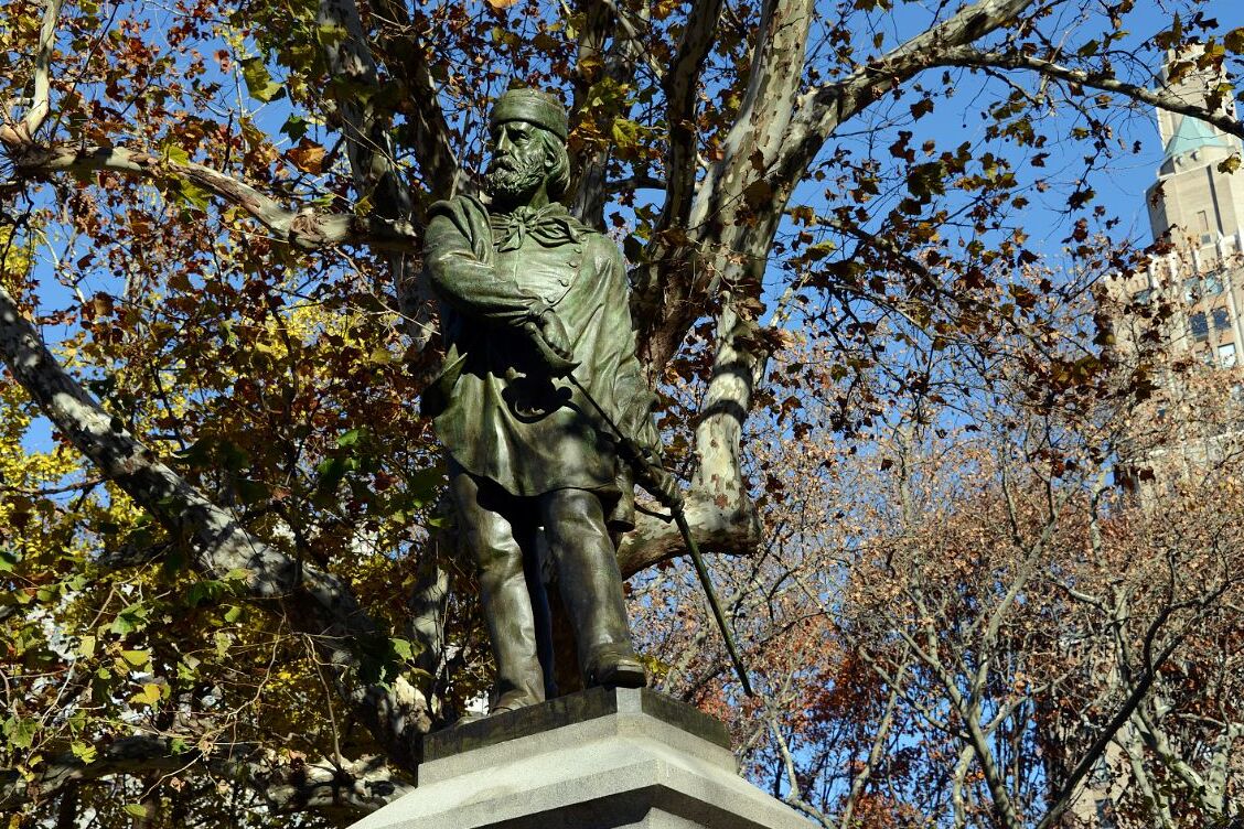 Statua Garibaldi u Washington Square parku - New York | Secret World Trip Planner