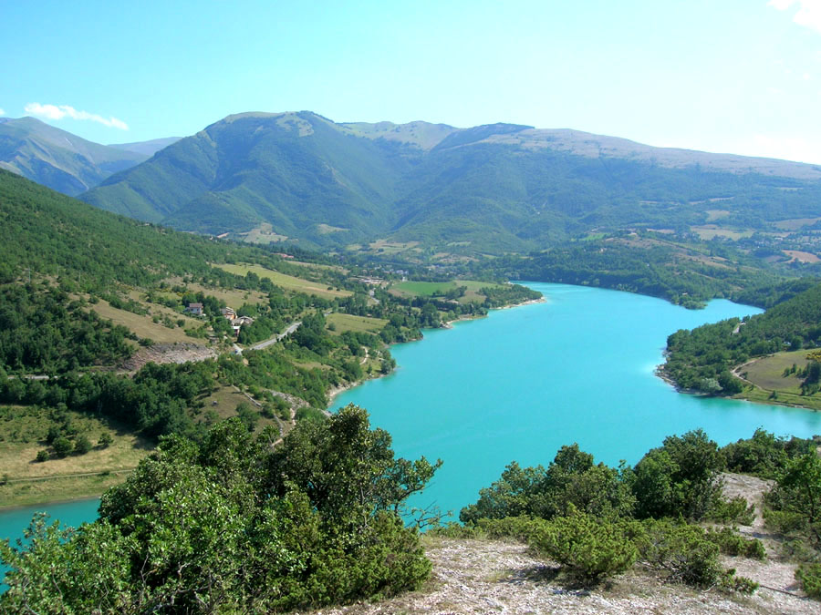 フィアストラ湖 - Lago di Fiastra | Secret World Trip Planner