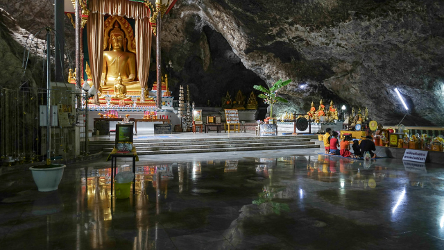ວັດບ້ານທັມ - Tambon Khao Noi | Secret World Trip Planner