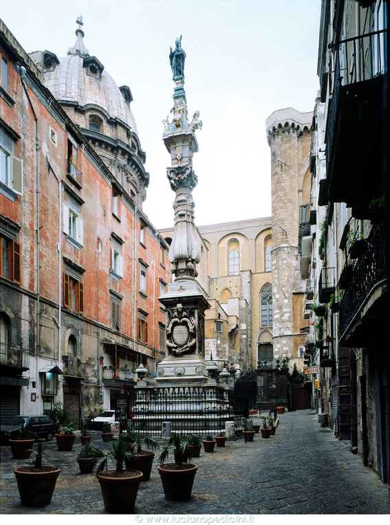 Obelisk of torenspits van San Gennaro - Napoli | Secret World Trip Planner
