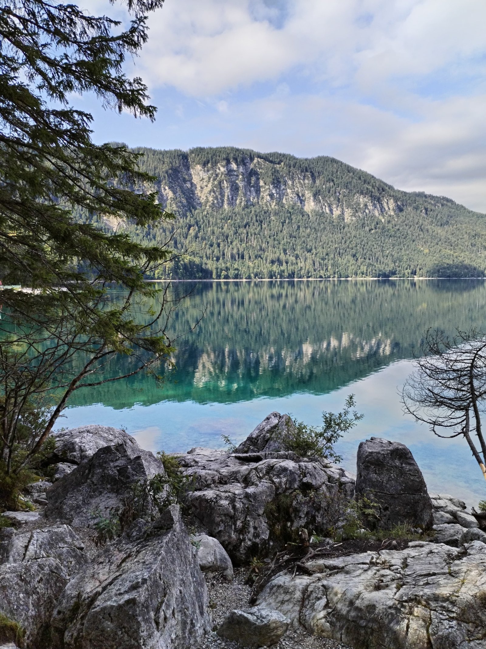 Bawaria / Jezioro Eibsee krystalicznie czyste cud natury - Grainau | Secret World Trip Planner