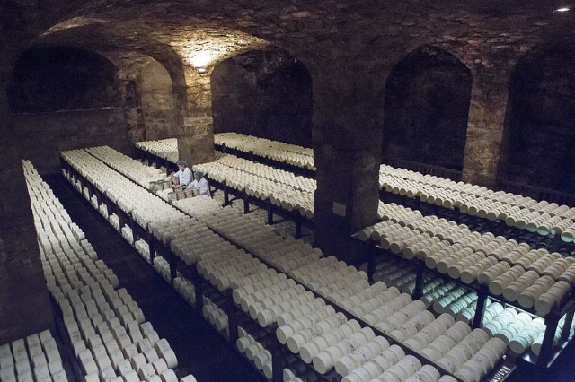 ostgrottorna i Roquefort - Roquefort-sur-Soulzon | Secret World Trip Planner