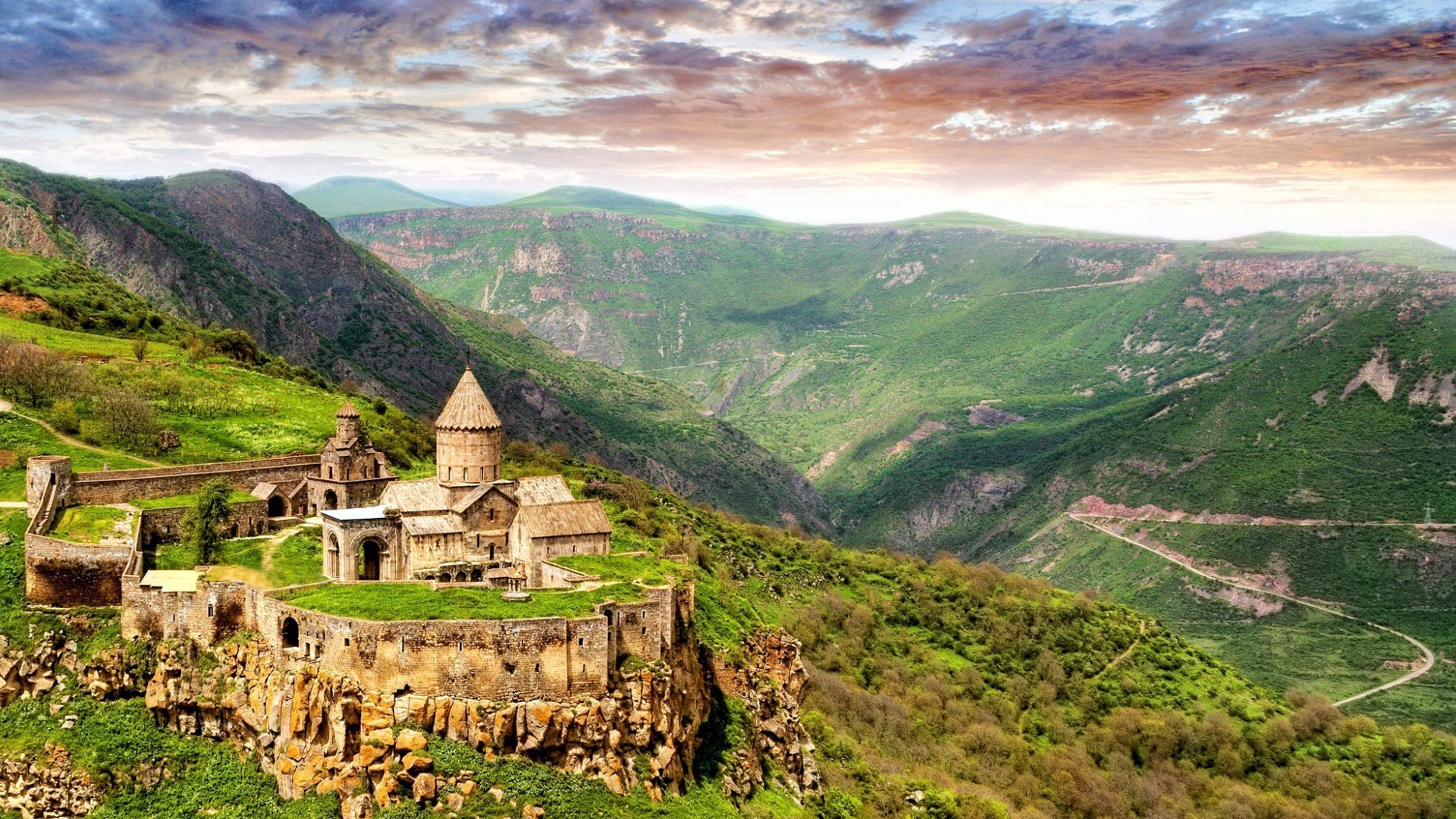 Klášter Tatev - Halidzor | Secret World Trip Planner