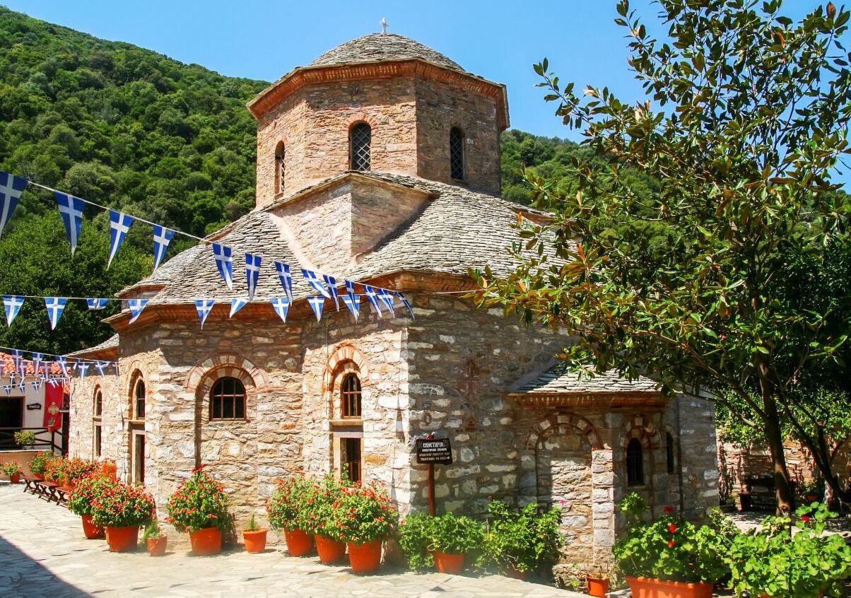 Klášter Panagias Evangelistrias a řecká vlajka - Moni Evaggelistrias | Secret World Trip Planner