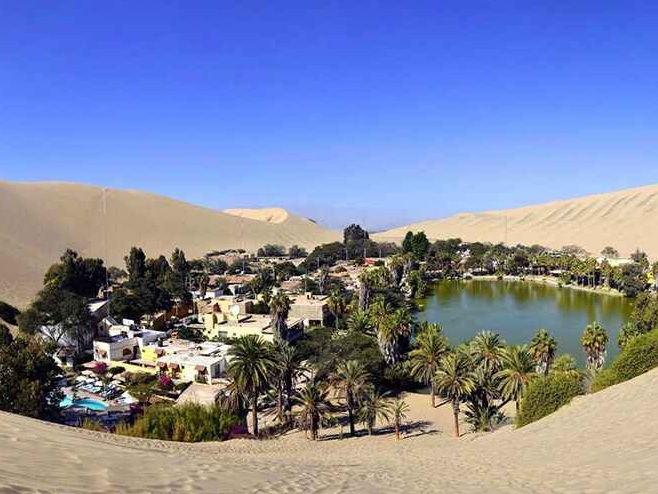 Nascondiglio in una piccola oasi circondata da dune a Huacachina, Perù
In Sud-Ovest — Huacachina